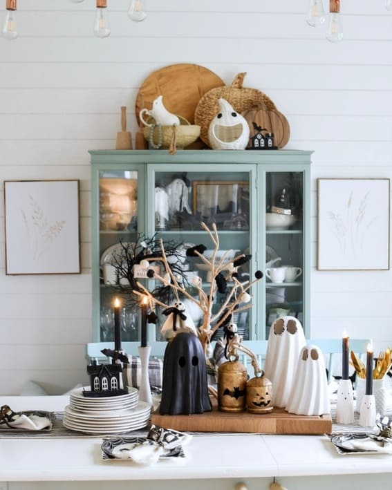 Charming ghost-themed dining table with whimsical accents. 