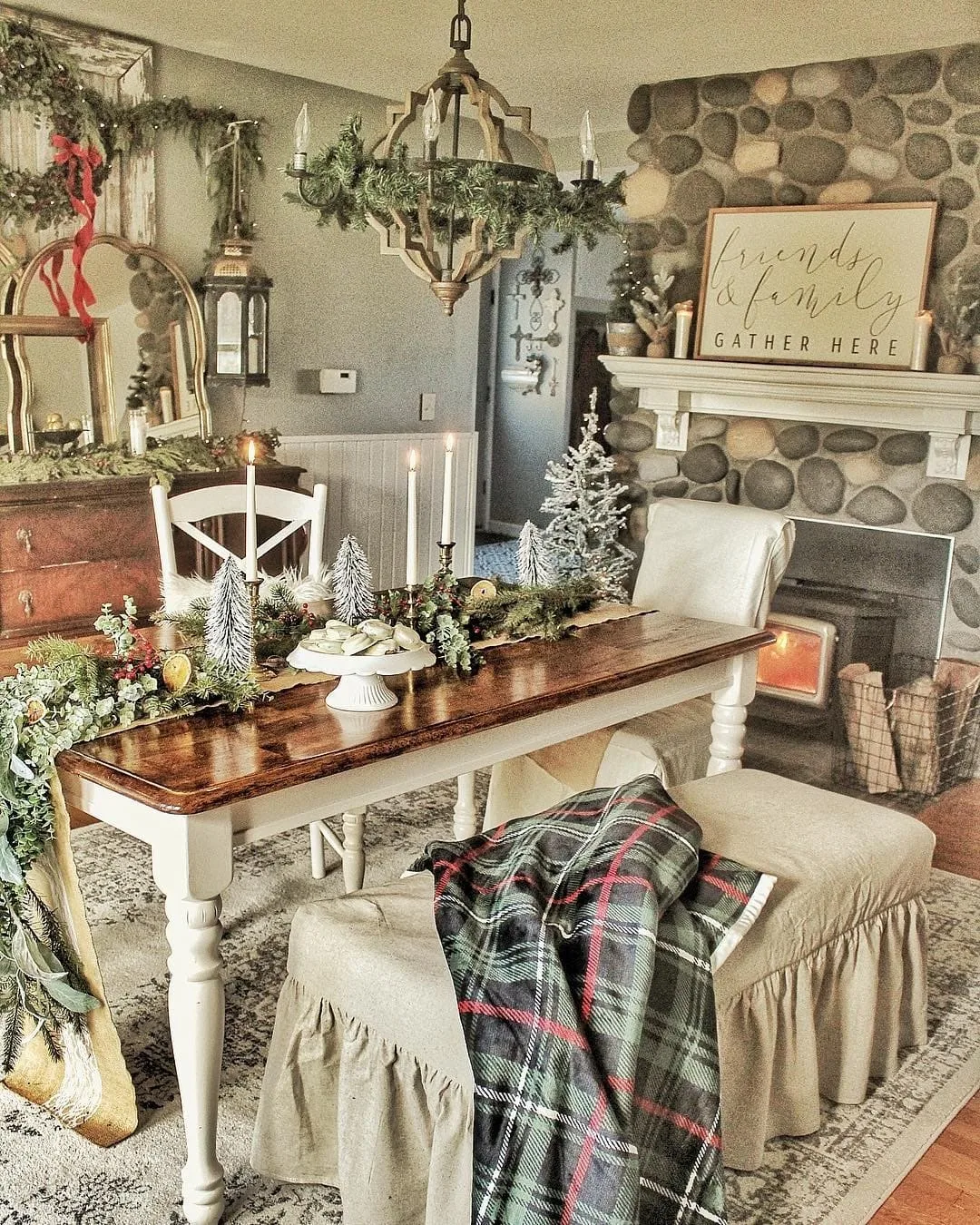 This image is a great idea for cozy farmhouse dining inspiration, featuring a warm and inviting dining setup with greenery and classic holiday decor accents.Farmhouse dining room decor inspiration by @maplecreekmarket / Instagram