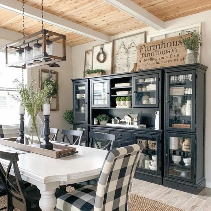 This image is an inspo for a fresh farmhouse dining space, with classic black and white decor and a subtle, timeless style.Farmhouse dining room decor inspiration by @lifeatstarkeyranch / Instagram